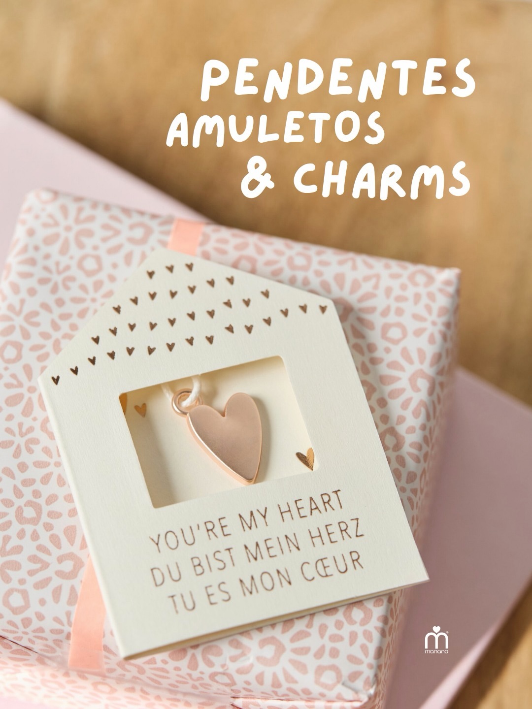 ✨ Pequenos amuletos. Grandes significados.

Um coração para alguém especial, um trevo para desejar sorte, uma chave para novos caminhos ou um carro para acompanhar novas aventuras. 💕

Os amuletos RÄDER são pequenos detalhes pensados para transmitir uma mensagem e ficar por perto — seja como presente ou como um símbolo especial para guardar.

🎁 Porque, às vezes, os presentes mais pequenos são os que dizem mais.

👉 Deslize o carrossel, descubra os diferentes amuletos RÄDER disponíveis na Manana e escolha aquele que tem o significado certo.
Disponível na loja física ou em www.manana.pt
.
.
.
#Manana #Räder #Amuletos #Charms #IdeiasDePresente
