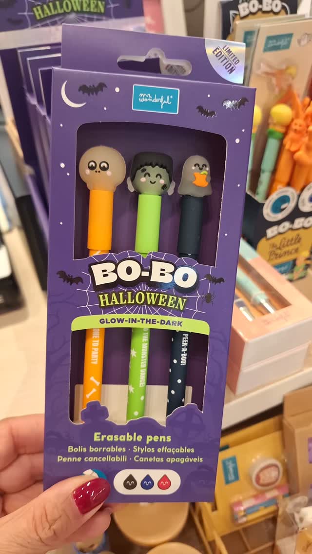 🎃👻 BOO! As canetas mais fofinhas deste Halloween chegaram à Manana! 🖊️🧡

As canetas de Halloween da Mr. Wonderful são perfeitas para dar um toque mágico (e assustadoramente giro 👻) aos teus apontamentos!

🛍️ 𝗖𝗼𝗿𝗿𝗲 à 𝗠𝗮𝗻𝗮𝗻𝗮 𝗲 𝗰𝗼𝗺𝗽𝗿𝗮 𝗷á 𝗮𝘀 𝘁𝘂𝗮𝘀 𝗳𝗮𝘃𝗼𝗿𝗶𝘁𝗮𝘀 𝗮𝗻𝘁𝗲𝘀 𝗾𝘂𝗲 𝗱𝗲𝘀𝗮𝗽𝗮𝗿𝗲ç𝗮𝗺 𝗻𝘂𝗺 𝗽𝗮𝘀𝘀𝗲 𝗱𝗲 𝗺𝗮𝗴𝗶𝗮! 🦇✨

🎃 Qual delas vais escolher?

#MananaLovelyGifts #MrWonderful #Halloween #PapelariaCriativa #IdeiasDePresentes