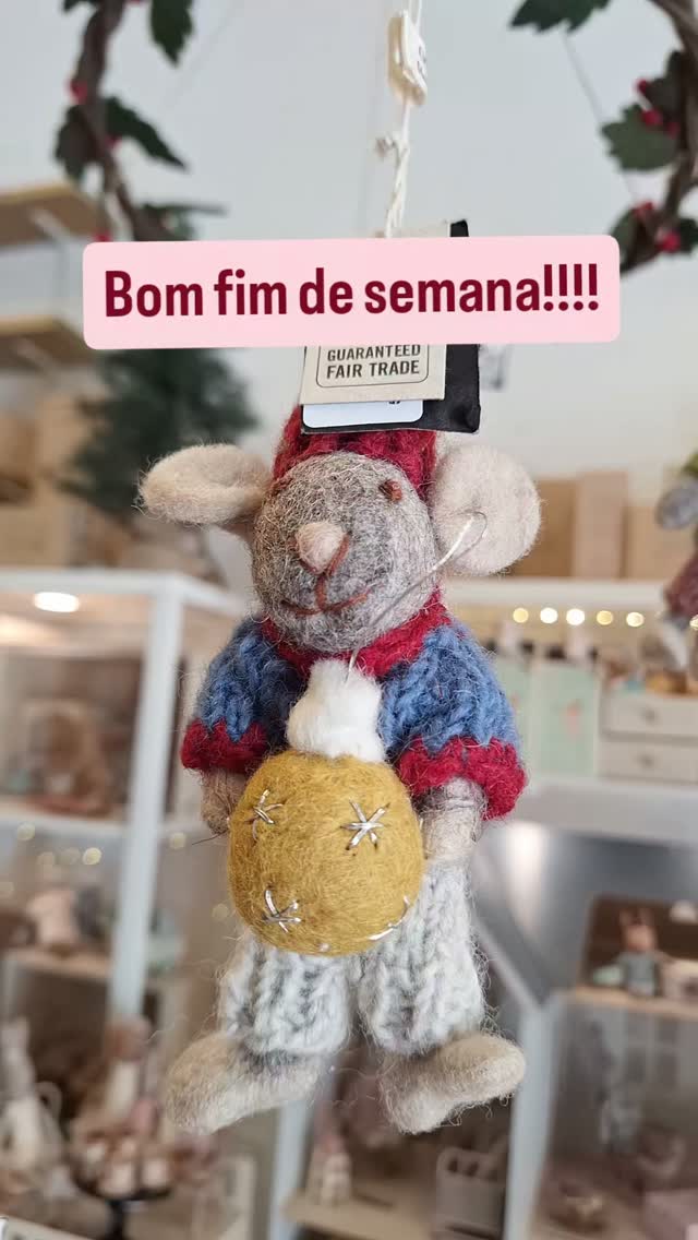 ✨🐭 𝐎𝐬 𝐫𝐚𝐭𝐢𝐧𝐡𝐨𝐬 𝐝𝐞 𝐍𝐚𝐭𝐚𝐥 𝐣𝐚́ 𝐜𝐡𝐞𝐠𝐚𝐫𝐚𝐦 𝐚̀ 𝐌𝐚𝐧𝐚𝐧𝐚! 🎄✨
Os ratinhos 𝐆𝐫𝐲 & 𝐒𝐲𝐟 já encontraram o seu lugar especial na nossa loja e estão a espalhar magia natalícia por todo o lado! ❤️
Pequenos, encantadores e cheios de personalidade… são daqueles detalhes que fazem o Natal ainda mais especial. 🎁✨
Venha conhecê-los à Manana ou espreite a colecção na nossa loja online em 𝐦𝐚𝐧𝐚𝐧𝐚.𝐩𝐭.
✨ 𝐎 𝐍𝐚𝐭𝐚𝐥 𝐞𝐬𝐭𝐚́ 𝐚 𝐜𝐡𝐞𝐠𝐚𝐫… 𝐞 𝐚 𝐦𝐚𝐠𝐢𝐚 𝐭𝐚𝐦𝐛𝐞́𝐦! 🎄💫
#MananaLovelyGifts #NatalNaManana #GreySyf #PresentesDeNatal #presentesoriginais🎁