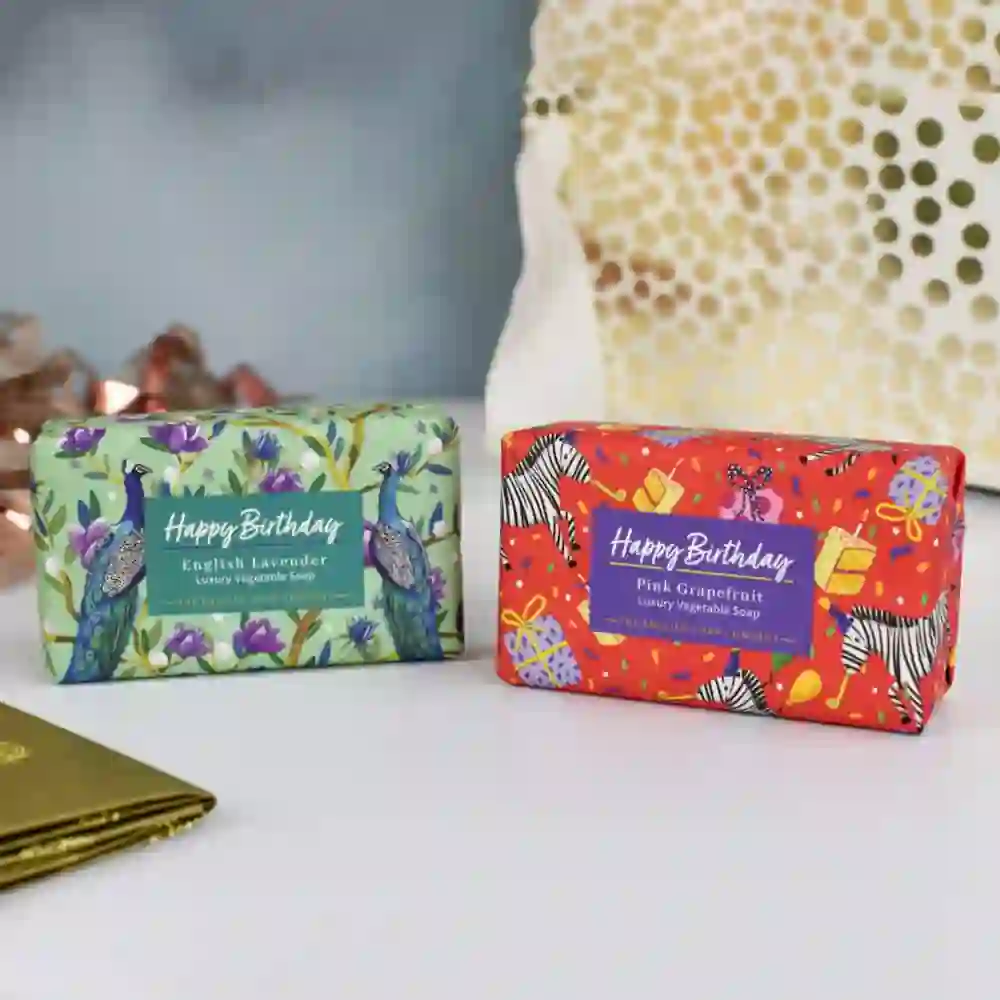 9534 The English Soap Company Sabonete Happy Birthday 190g Lavender 4 The English Soap Company Sabonete Happy Birthday 190g - Image 3